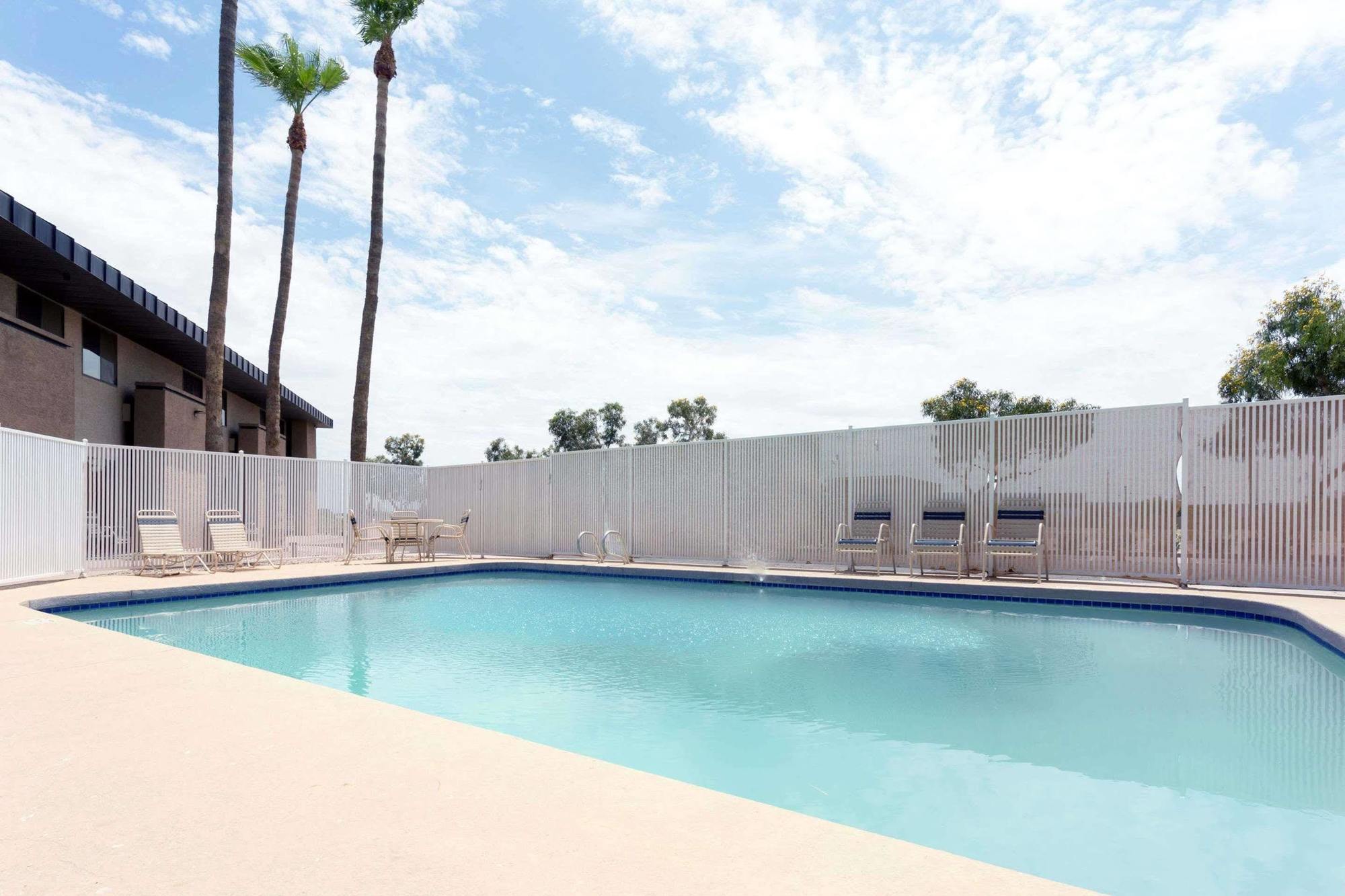 Super 8 By Wyndham Chandler Phoenix Ngoại thất bức ảnh